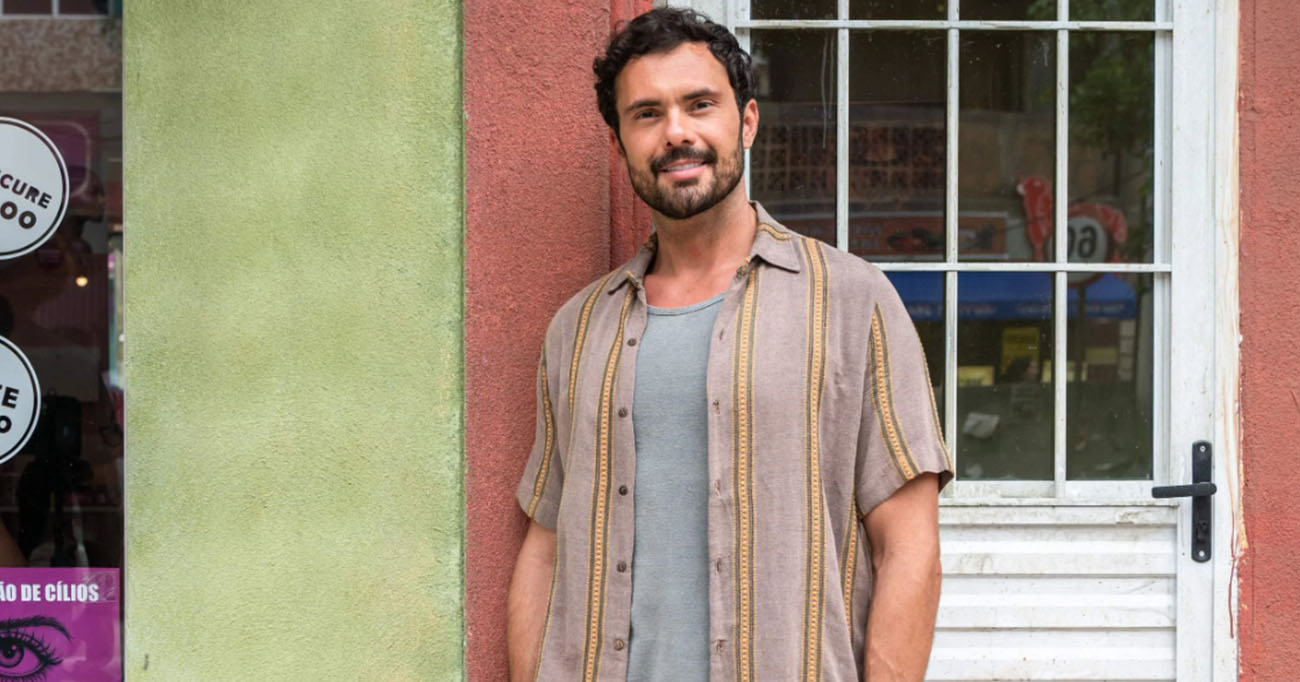 Intenso e apaixonado, Adriano Toloza mergulha na complexidade do investigador Angélico, entregando um personagem sensível, honesto e disposto a tudo por amor. Crédito: TV Globo/Estevam Avellar.