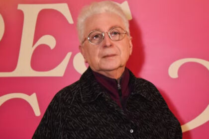 Aguinaldo Silva é mais do que um autor de novelas: é um construtor de memória afetiva. Suas histórias atravessam gerações porque não nascem apenas do conflito, mas da humanidade dos personagens. É ali, no detalhe emocional, que ele sempre ganha o público. Foto: Andy Santana / Brazil News