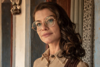 Entre tensão e desejo, Alinne Moraes conduz Jânia por camadas delicadas e arriscadas. Uma composição que equilibra razão, emoção e enfrentamento com rigor técnico e sensibilidade. (foto: estevam avellar/globo).