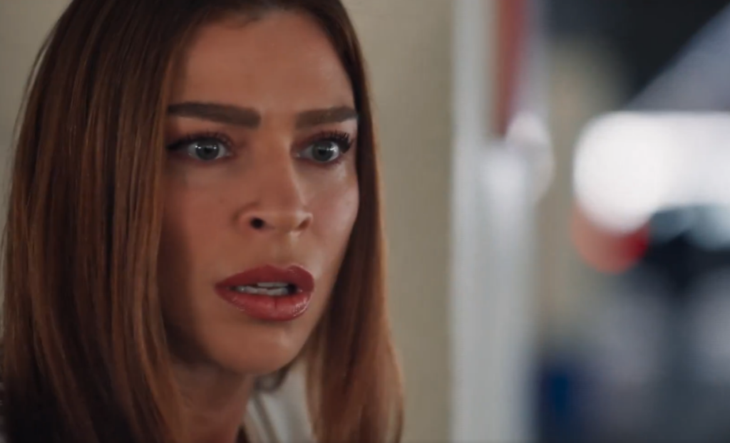 Com olhar calculado e elegância quase ameaçadora, Grazi Massafera transforma cada gesto em estratégia. É uma vilã que entende o poder do silêncio, do tempo e da manipulação sutil. Foto: Reprodução/Globo.