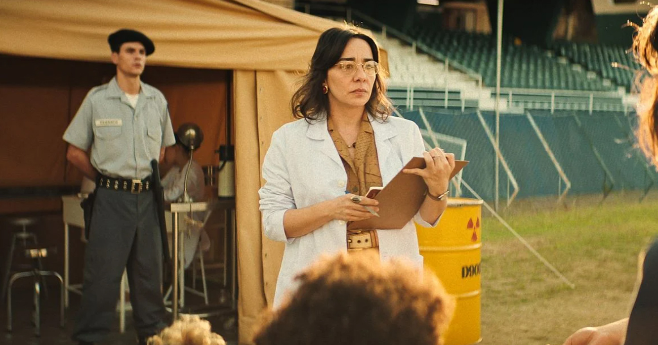 Clarissa Kiste constrói uma Dra. Paula marcada pela contenção e pela humanidade em EmergenCia Radioativa, da Netflix. Em meio ao caos do desastre, sua atuação encontra força justamente no silêncio, no olhar e na responsabilidade de quem precisa agir sem espalhar o pânico. Foto: Divulgação/Netflix