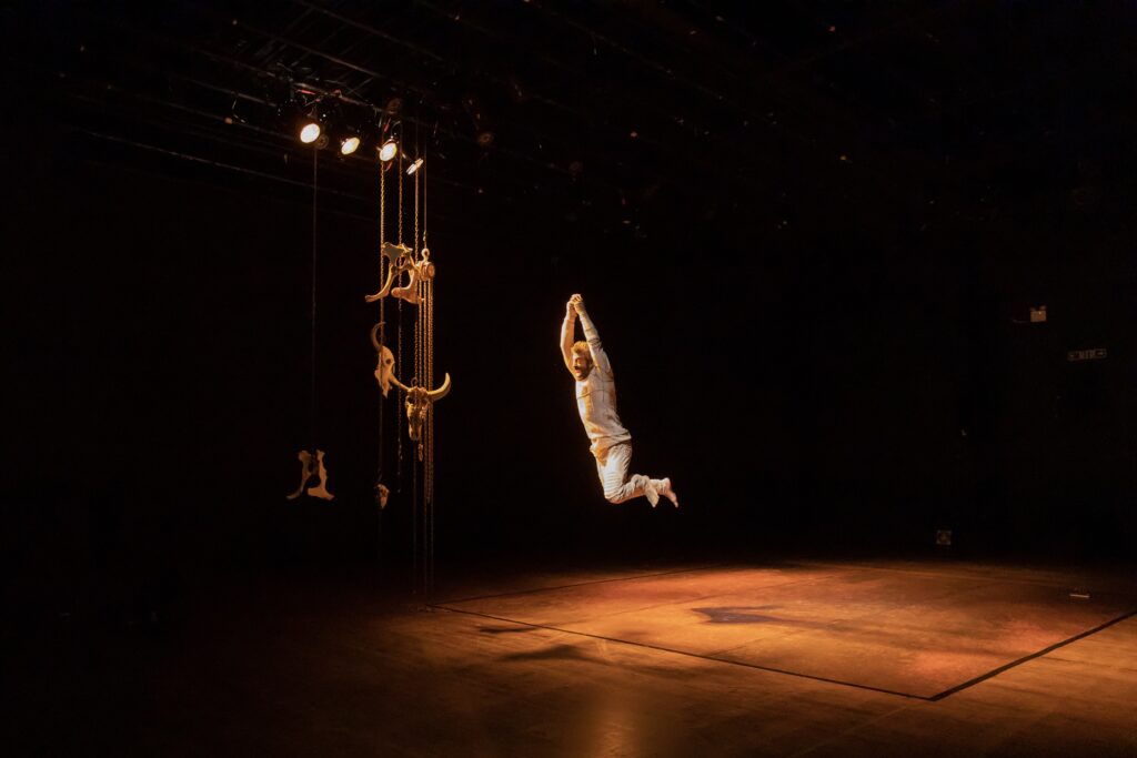 Em atuação visceral, Vandré Silveira transforma afeto em arte e reflexão. Foto: @callanga / Agência @amarelouca