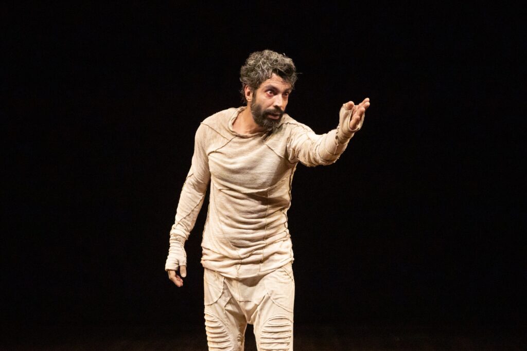 Sozinho no palco, o ator dá vida a três personagens e conduz o público por uma experiência intensa e transformadora. Foto: @callanga / Agência @amarelouca