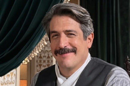 Miguel não entra em cena, ele chega carregado de história. Entre tradição, afeto e controle, o personagem se constrói no detalhe: no olhar que observa antes de falar, na pausa que revela mais do que o texto. Eduardo Mossri encontra nesse pai uma contradição potente, onde o amor não falta, ele transborda, ainda que da forma errada. Foto: Instagram edumossri