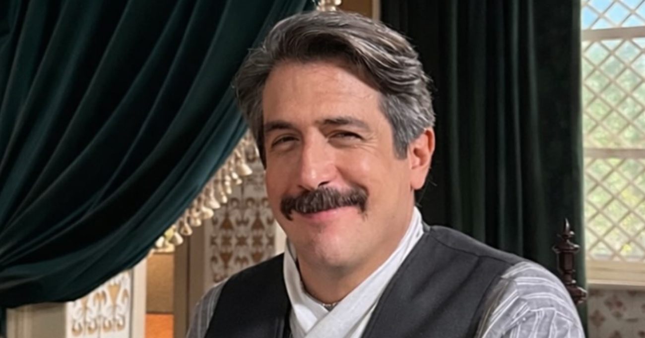 Miguel não entra em cena, ele chega carregado de história. Entre tradição, afeto e controle, o personagem se constrói no detalhe: no olhar que observa antes de falar, na pausa que revela mais do que o texto. Eduardo Mossri encontra nesse pai uma contradição potente, onde o amor não falta, ele transborda, ainda que da forma errada. Foto: Instagram edumossri