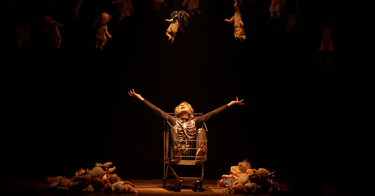 Bruno Caldeira entrega intensidade e presença no monólogo EGO. Foto: Camila Babsky.