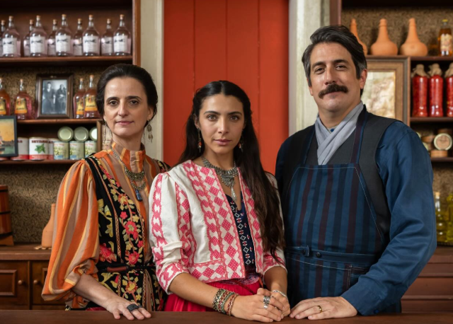 Família que se constrói no conflito, mas nunca perde o afeto como base. Entre tradição e desejo, Miguel, Salma e Fátima sustentam uma dinâmica que pulsa no não dito, no olhar que hesita, na palavra que chega atravessada. É nesse espaço que a novela cresce: quando o amor não resolve, mas também não desaparece.
Foto: Estevam Avellar 