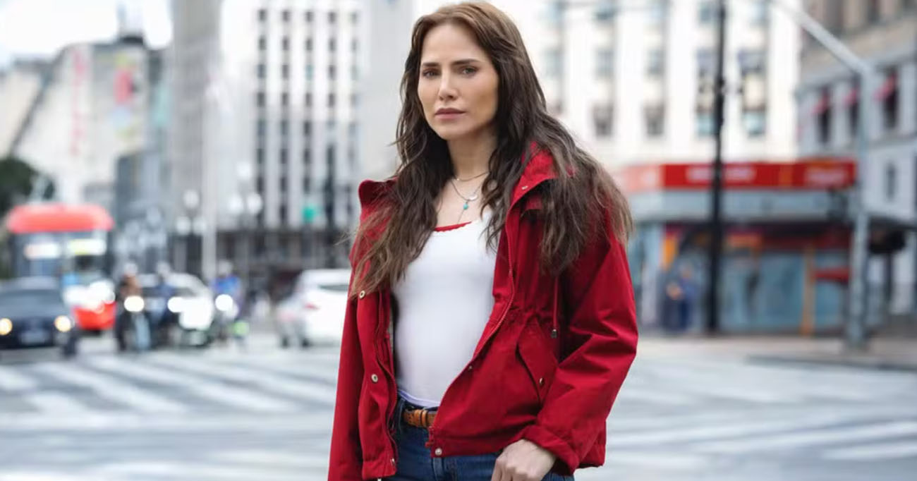 Letícia Colin assume o posto de protagonista em Quem Ama Cuida com uma personagem que nasce da dor, atravessa a injustiça e promete transformar cada queda em força. Adriana não é apenas mais uma mocinha: é daquelas figuras que carregam a história no olhar, no silêncio e nas escolhas difíceis. Foto: Manoella Mello/Globo