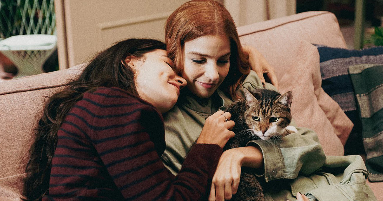 Lorena e Juquinha atravessaram Três Graças e agora ganham ainda mais força em Loquinha, provando que representatividade não é tendência, é permanência. Com química, verdade e presença, Gabriela Medvedovski e Alanis Guillen constroem um dos romances mais importantes da teledramaturgia recente. Foto: Divulgação/Globo.