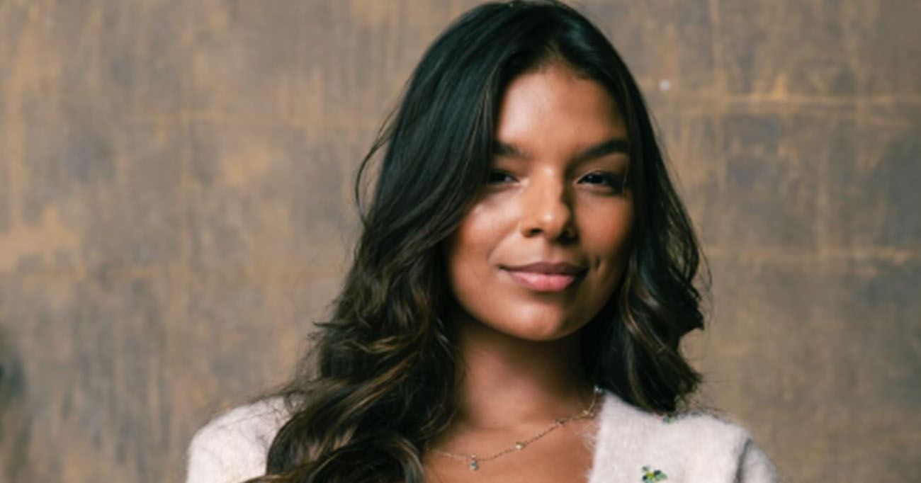 Maggye está no centro do drama que envolve seu núcleo e Mell Muzzillo transforma esse caos em presença cênica. Foto: Instagram Mell Muzzillo/Globo