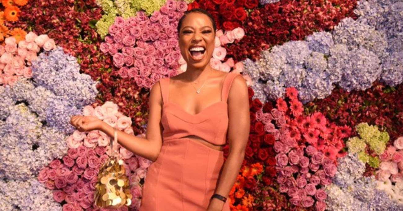 Final feliz? - Se depender de Mariana Sousa Nunes, Judite, sua personagem em ‘Todas as Flores’, terá um final bonito: “Enchi muito o saco do diretor”. Foto: Reprodução/Globoplay