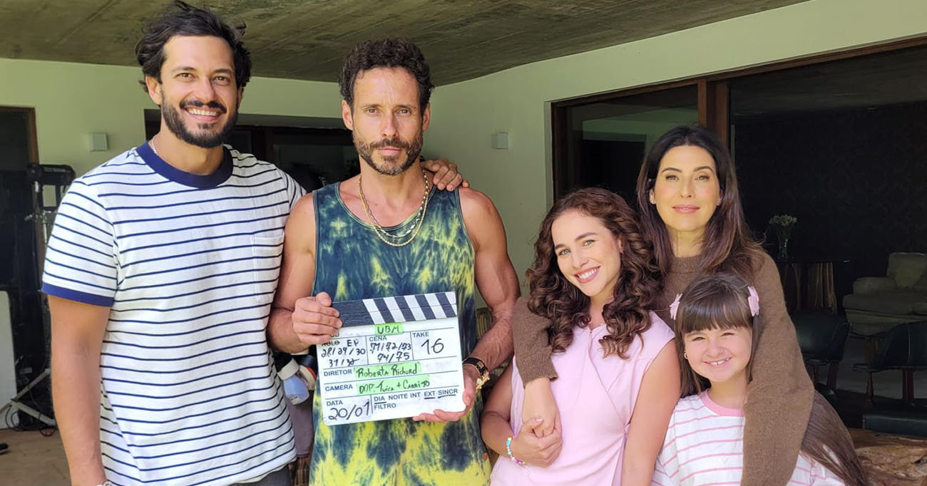 Matheus Prestes ao lado do elenco da novela vertical Uma Babá Milionária, sucesso da Globoplay que representa uma nova linguagem na dramaturgia e reforça o talento de uma geração em ascensão. Foto: Arquivo Pessoal