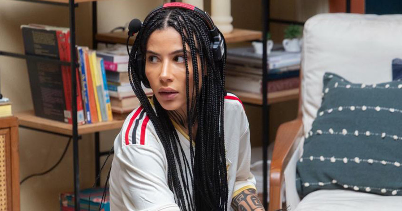 Naína de Paula conduz os bastidores de Loquinha, novelinha vertical que expande o universo de Três Graças com uma nova linguagem e foco no cotidiano do casal Lorena e Juquinha. Foto: Globo/Beatriz Damy.