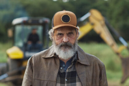 Bruno Garcia cresce em cena e transforma Manoel em um dos personagens mais perigosos da temporada de Os Outros. No episódio 6, o vilão ganha novas camadas e conduz a trama para um território ainda mais sombrio e imprevisível. Foto: reprodução/Globoplay