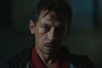 Tomado pelo ódio e pela sede de vingança, Geraldo ultrapassa todos os limites no episódio 8 de Os Outros. Em uma decisão impulsiva e devastadora, o personagem muda o rumo da trama e coloca todos em perigo. Foto: reprodução/Globoplay