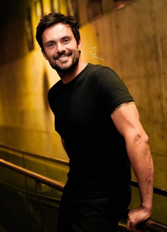 Com uma carreira internacional consolidada e uma trajetória marcada pela versatilidade, Adriano Toloza se firma como um dos nomes mais talentosos de sua geração.
Foto: @marii.photo_7