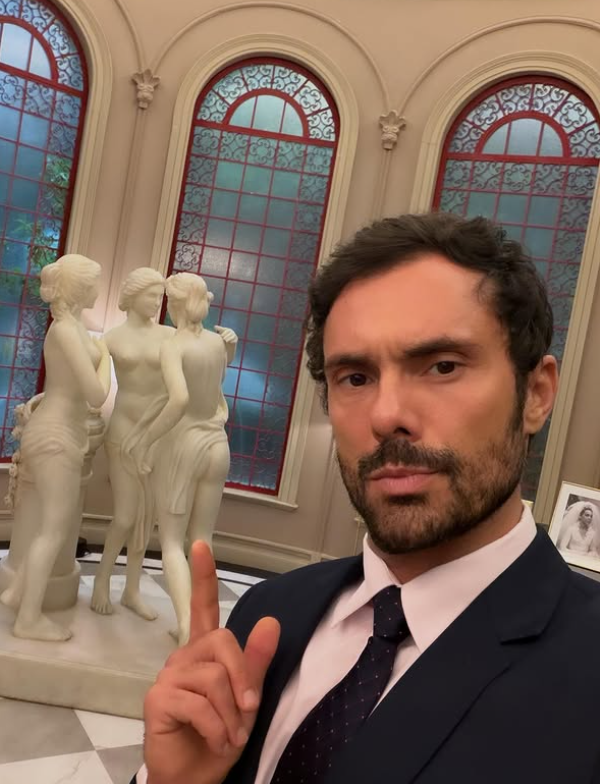 Intenso e apaixonado, Adriano Toloza mergulha na complexidade do investigador Angélico, entregando um personagem sensível, honesto e disposto a tudo por amor.
Crédito: Arquivo Pessoal.