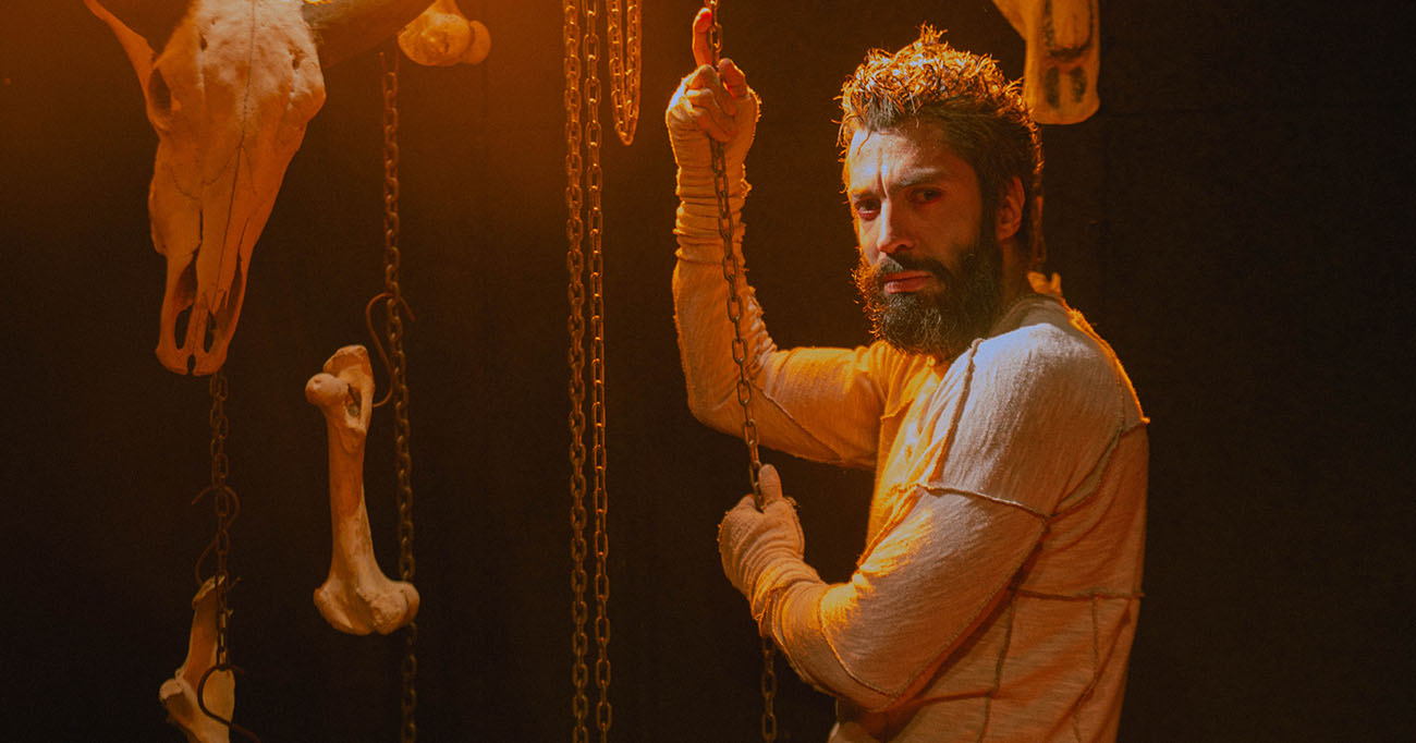 Vandré Silveira em cena em A Hora do Boi, espetáculo que emociona e provoca reflexões profundas. Foto: Lorena Zschaber