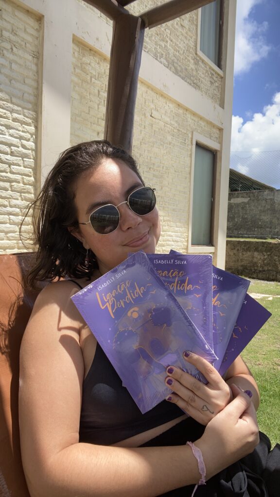 Isabelly Silva escreve a partir de um lugar que não se esgota: a saudade. Em Ligação Perdida, transforma memória em narrativa e constrói uma história que nasce da ausência, mas insiste em permanência. Foto: Arquivo Pessoal.