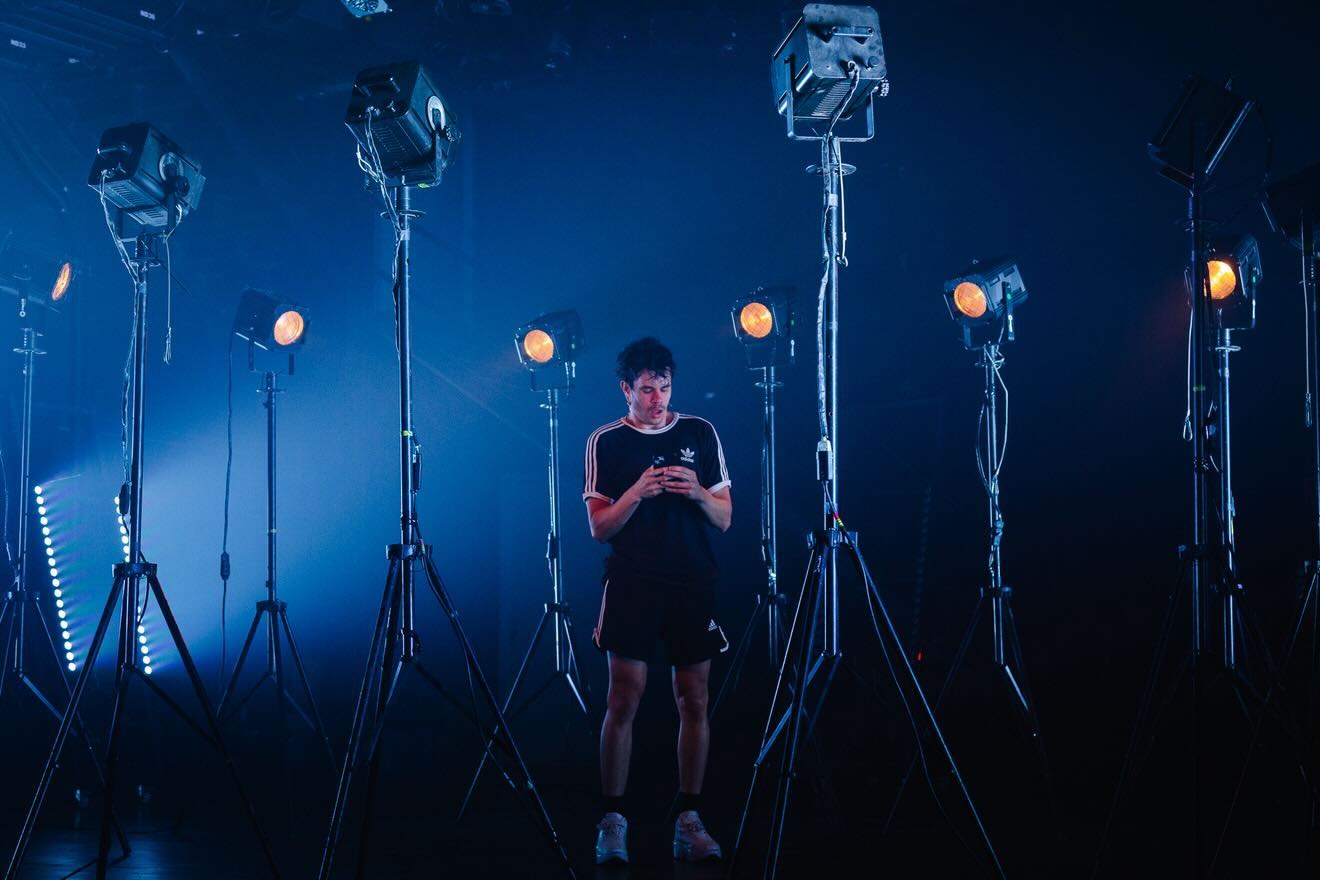 Em Selva: Solidão, Vinícius Teixeira expõe o mecanismo teatral diante da plateia e constrói uma experiência intensa sobre trauma, memória e isolamento emocional. Foto: Arquivo Pessoal