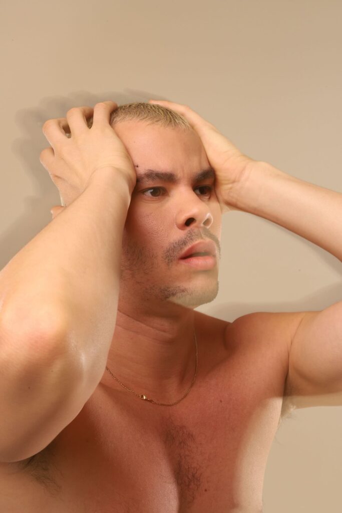 Recém-saído de Três Graças, Vinícius Teixeira fala sobre Selva: Solidão, espetáculo teatral marcado por exposição emocional, vulnerabilidade e reflexões sobre solidão e comunidade LGBTQIAPN+. 
Foto: Arquivo Pessoal