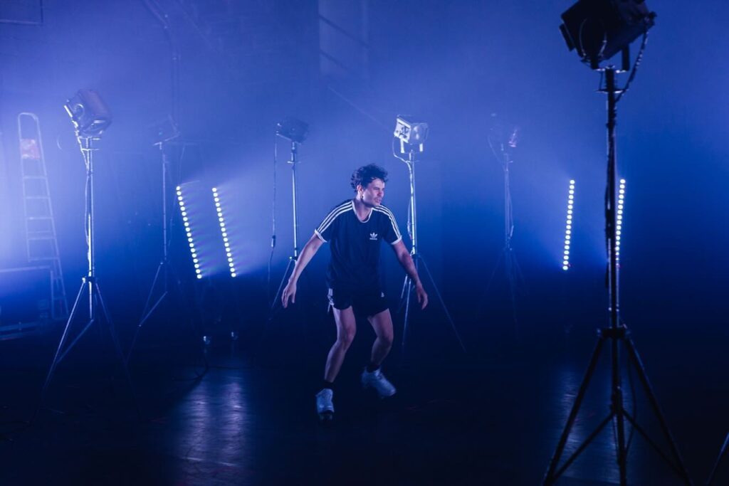 Em Selva: Solidão, Vinícius Teixeira expõe o mecanismo teatral diante da plateia e constrói uma experiência intensa sobre trauma, memória e isolamento emocional. Foto: Arquivo Pessoal