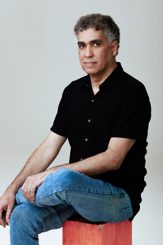 Prestes a completar 40 anos de carreira, Alexandre David segue defendendo a arte como espaço de encontro, memória e humanidade. Foto: Isadora Relvas.