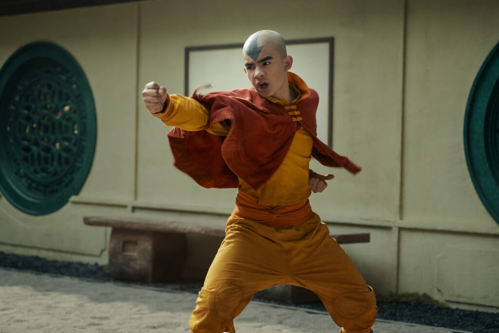 Toph finalmente aparece nas novas imagens da 2ª temporada e promete transformar a jornada de Aang no universo de Avatar. Foto: Divulgação/Netflix.