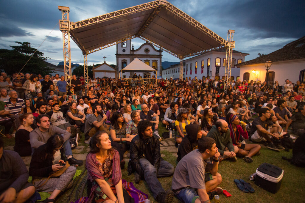 Música, cultura e história ocupando as ruas de Paraty em uma celebração que conecta diferentes gerações e sonoridades.
Foto: Pedro Guida