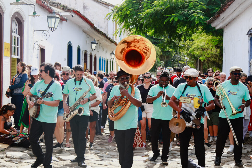 Entre ruas históricas e acordes de jazz, o Bourbon Festival Paraty transforma a cidade em um dos cenários culturais mais vibrantes do país.
Foto: Pedro Guida