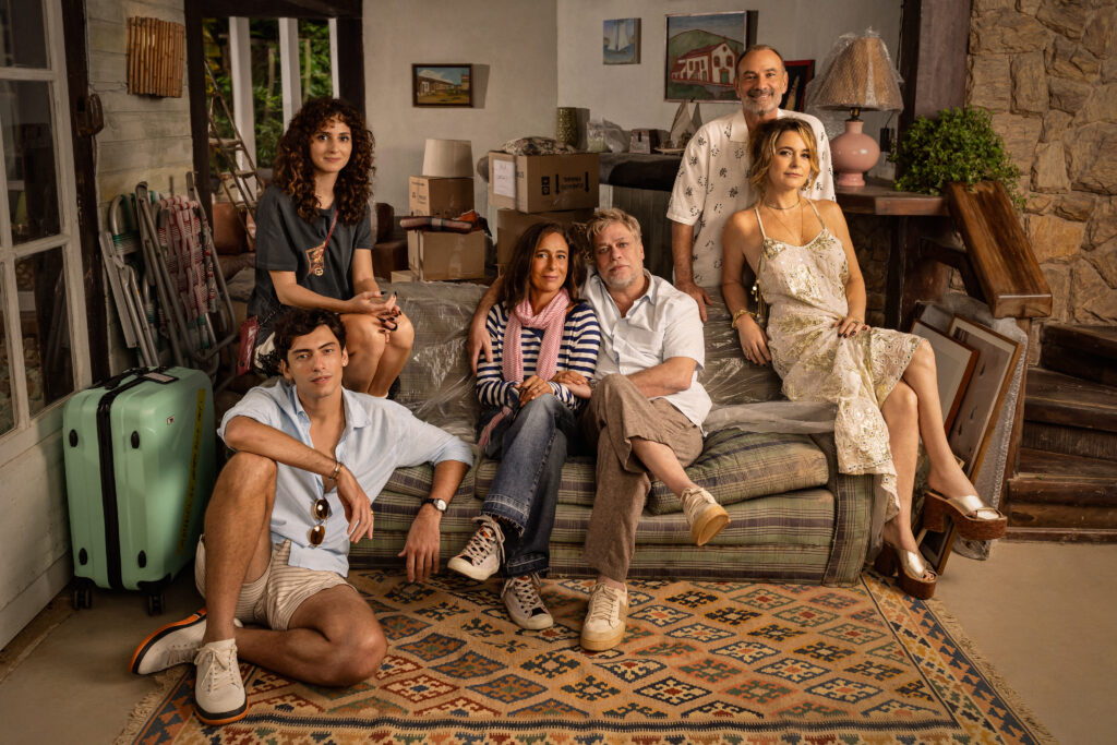 O sonho da casa vazia dura pouco em Enfim Sós. A nova comédia da Netflix acompanha um casal que finalmente recupera a tranquilidade após a saída dos filhos, mas vê a rotina virar de cabeça para baixo quando todos resolvem voltar. Foto: Julia Mataruna/Netflix