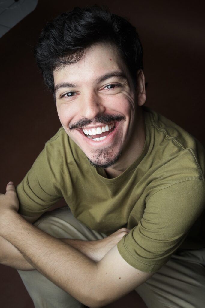 Entre tensão e ambiguidade, João Medeiros constrói um personagem que reage ao colapso social sem respostas prontas, apenas atravessado pelo momento. Foto: Divulgação.