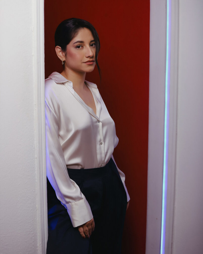 “Ela era o pilar daquela família”, diz Isabela Dias sobre Marlene Venerando, personagem que interpreta na nova série da Netflix sobre o tricampeonato mundial do Brasil.
Foto: Felipe Quintini e Julia Kahane