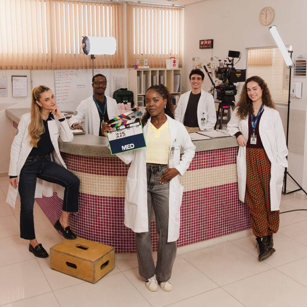 Primeira série médica brasileira original da Netflix, MED acompanha a rotina intensa de jovens médicos dentro de um hospital universitário, explorando dilemas éticos, pressão emocional e os conflitos humanos por trás da profissão. A produção será protagonizada por Clara Moneke e produzida pela Paranoid.
Foto: Alexandre Schneider/Netflix