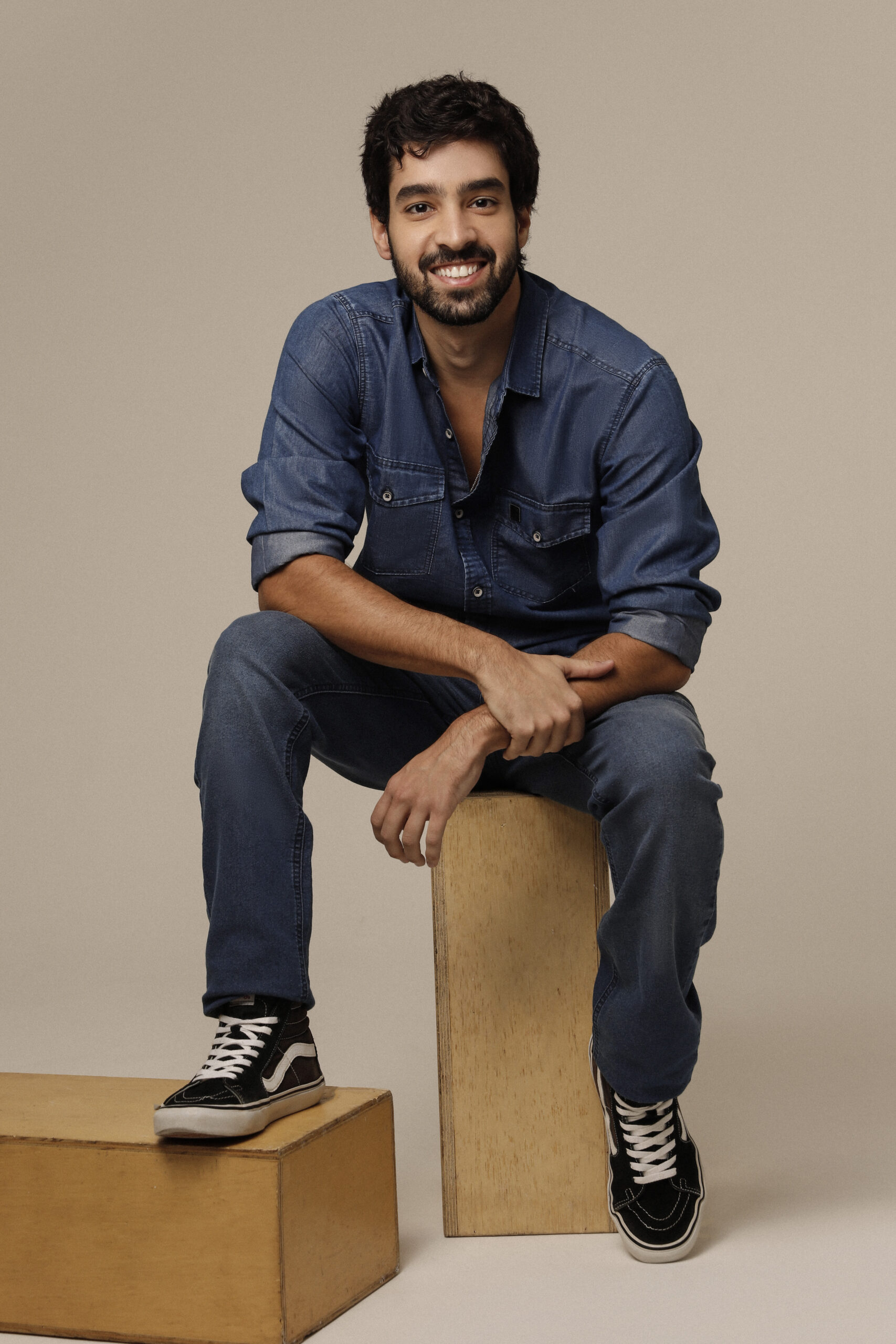 “O mais forte muitas vezes está justamente no que não é dito.” A frase define a forma como Matheus Costa constrói seus personagens atualmente.
Foto: Priscila Nicheli