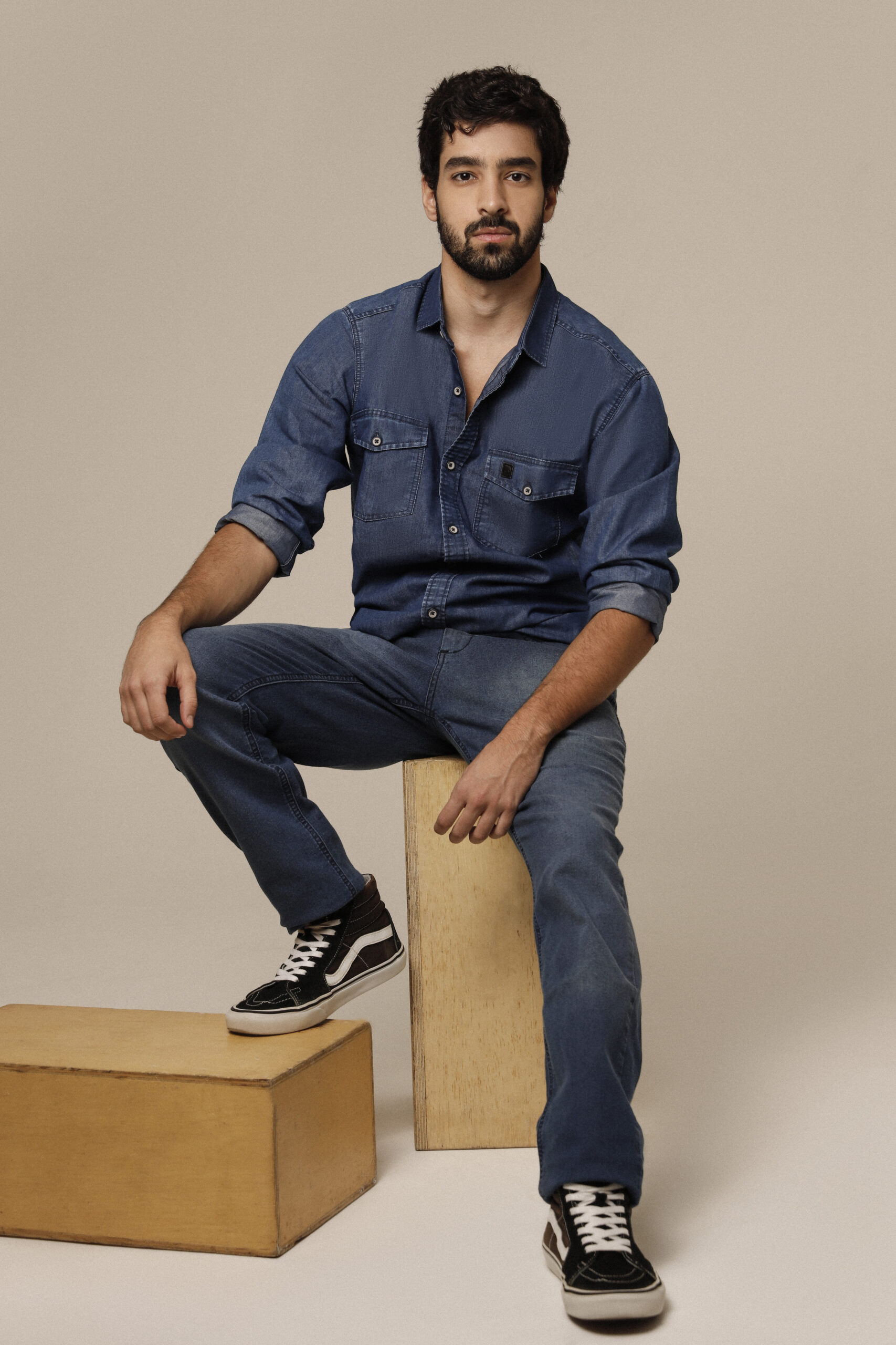 Entre o universo íntimo de Juntas e Separadas e a grandiosidade de Ben-Hur, Matheus Costa mergulha em personagens atravessados por emoção, escuta e vulnerabilidade. Foto: Priscila Nicheli.