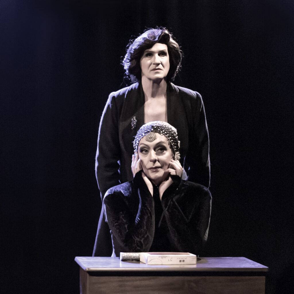Entre sombras, ambiguidades e referências ao cinema noir, Roberto Cordovani e Ruben Gabira conduzem “Olhares de Perfil” em nova temporada no Teatro Paiol Cultural. Foto: @pereirinhafotografias