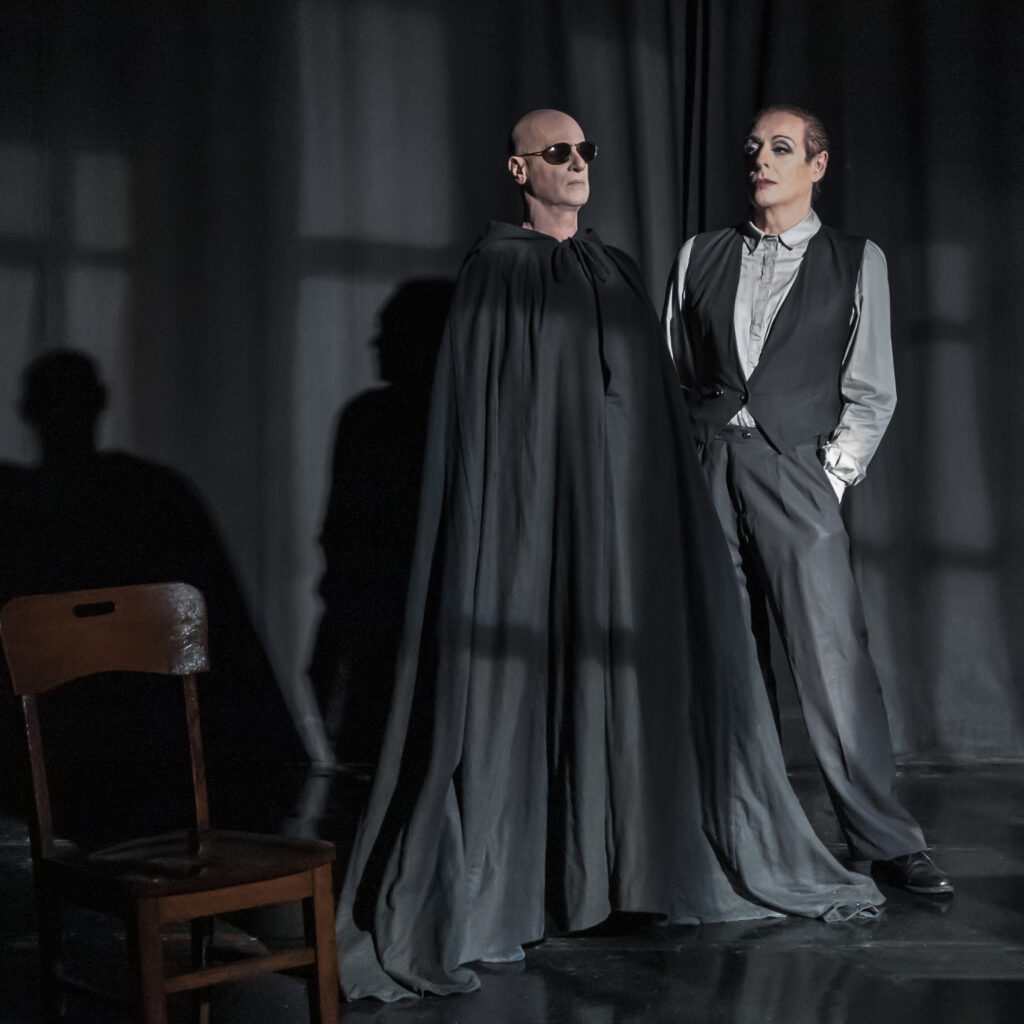 A estética em preto e branco e o jogo de mistério ajudam a construir a atmosfera de “Olhares de Perfil (O Mito Greta Garbo)”. Foto: @pereirinhafotografias