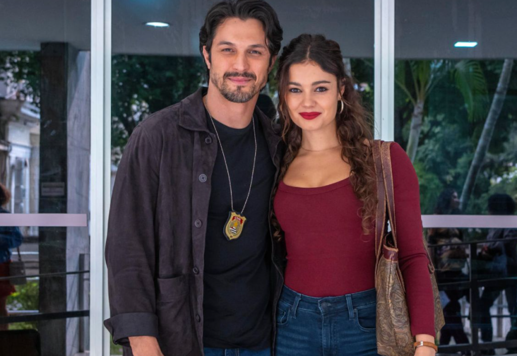 Paluce cresce no silêncio.
Sophie Charlotte e Rômulo Estrela trabalham no detalhe, na pausa, no que não é dito.
Sem interferência externa, o conflito vem de dentro. E é isso que aproxima. Amor que não precisa de obstáculo inventado para existir. Foto: Estevam Avellar/Globo.