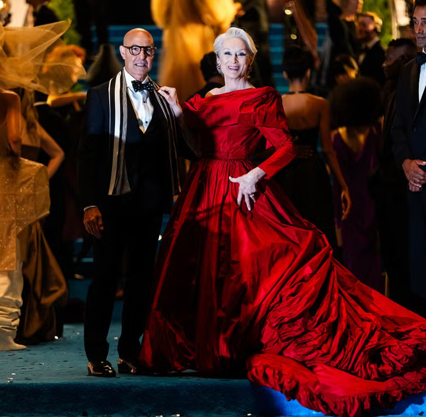 Miranda Priestly continua ditando regras, mas, pela primeira vez, o filme permite que ela escute. Ao lado de Nigel, vivido por Stanley Tucci, surgem pequenos deslocamentos que dizem mais do que qualquer grande discurso. Foto: GettyImages