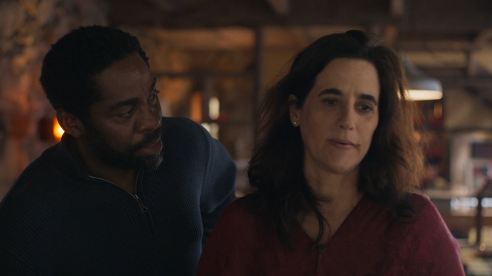 Entre dores, mágoas e tentativas frustradas de reconstrução, Marta e Roberto transformaram a terceira temporada de Os Outros em um retrato dolorosamente humano sobre desgaste, amor e ressentimento. Mariana Lima e Lázaro Ramos entregam atuações intensas, maduras e cheias de camadas do início ao fim.

Foto: reprodução/Globoplay