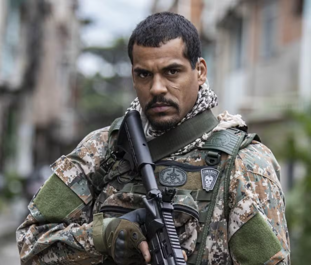 Marcello Melo Jr. em cena de Arcanjo Renegado, série dirigida por Lipe Binder e marcada pela construção intensa das cenas de ação, realismo visual e mergulho nas complexidades das comunidades retratadas na trama. Foto: Globoplay/Divulgação