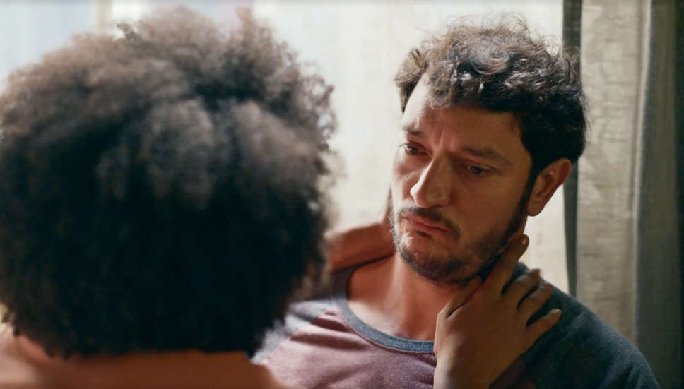 Allan Souza Lima em cena de Quem Ama Cuida. O ator acerta ao construir Tom longe da caricatura, transformando controle emocional e falsa delicadeza em mecanismos constantes de desconforto.
Foto: Reprodução/Globoplay.