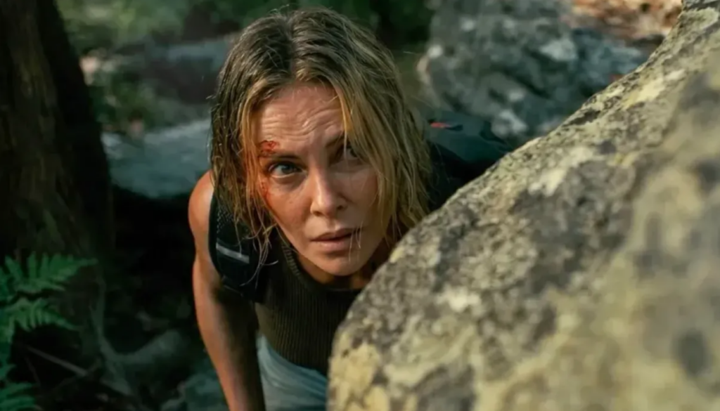 Charlize Theron vive Sasha, protagonista que transforma desgaste físico, medo e sobrevivência em tensão constante dentro da floresta de O Jogo do Predador.
Foto: Reprodução/Netflix