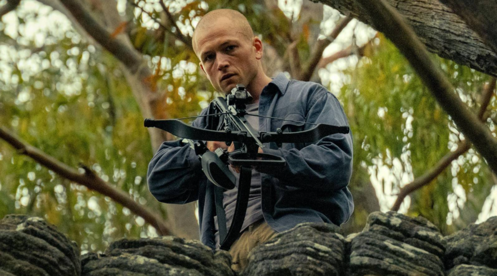 Taron Egerton interpreta Ben, serial killer obsessivo que transforma a perseguição em um jogo psicológico cruel em O Jogo do Predador.
Foto: Reprodução/Netflix
