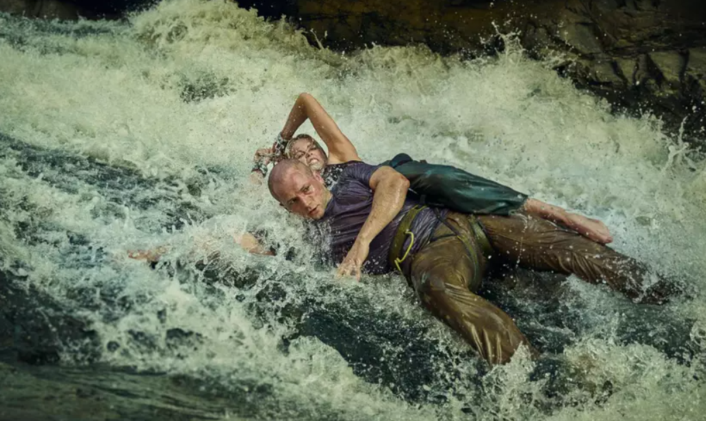 Charlize Theron e Taron Egerton protagonizam a tensão brutal de O Jogo do Predador, suspense da Netflix que transforma silêncio, perseguição e sobrevivência em sensação constante de perigo.
Foto: Reprodução/Netflix