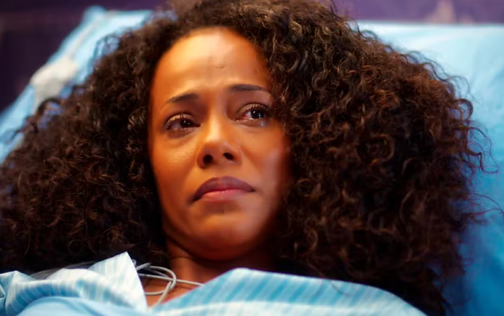 Naruna Costa entrega uma das atuações mais intensas de Coração Acelerado ao construir Valéria com dor, ressentimento e humanidade em cenas carregadas de emoção. Foto: Reprodução/Globo.