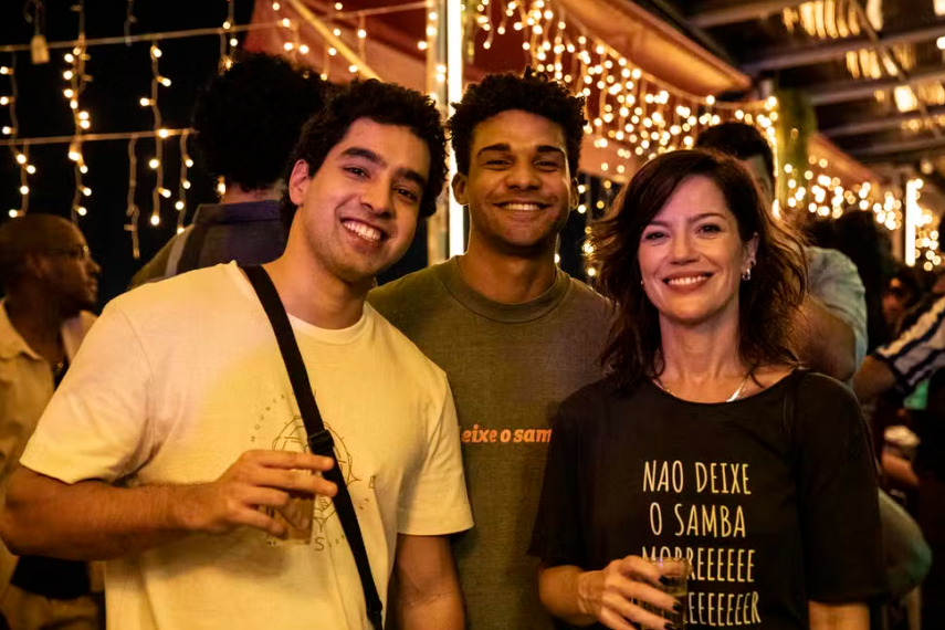 Matheus Costa, Natália Lage e Lucas Leto nos bastidores de Juntas e Separadas, série que transforma afeto, desconforto e maturidade emocional em conflitos profundamente humanos.
Foto: Rachel Tanugi, Globo
