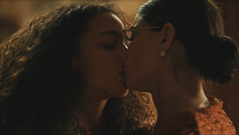 Alinne Moraes e Alice Carvalho transformam Jânia e Otília em muito mais do que um símbolo de representatividade. Em Guerreiros do Sol, as personagens recebem aquilo que poucos casais LGBTQIAPN+ tiveram nas novelas brasileiras: uma história completa. Foto: Reprodução/Globoplay.
