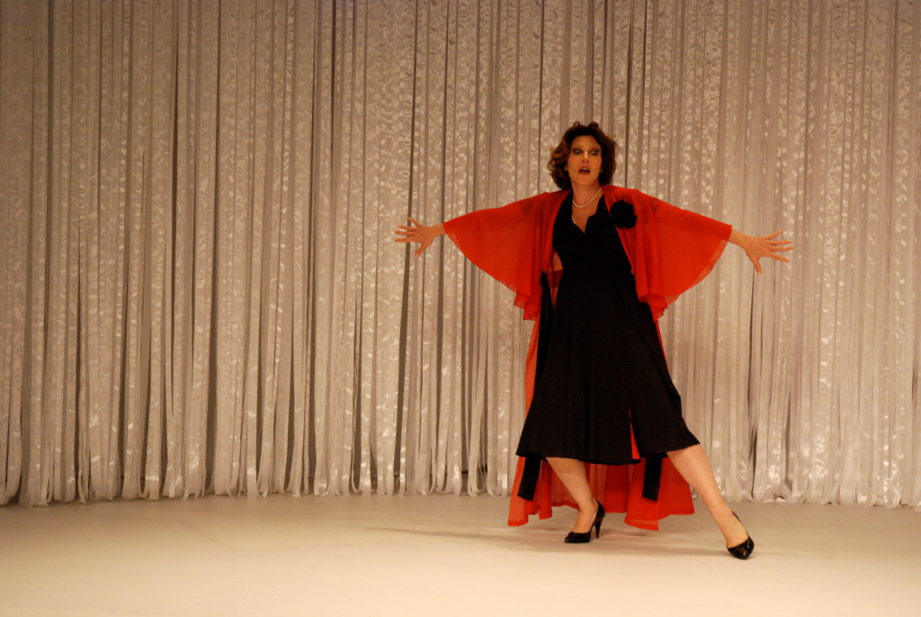Beth Goulart interpreta Clarice Lispector em espetáculo que evita a biografia tradicional e mergulha nos estados emocionais da autora. Foto: Fabian.